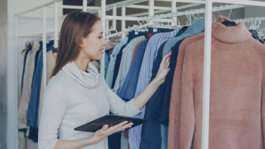 Explore iconic looks: recreate red carpet style now